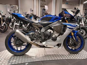 YAMAHA R1