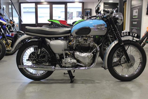 TRIUMPH BONNEVILLE 900