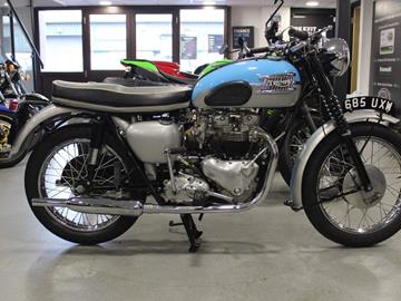 TRIUMPH BONNEVILLE 900