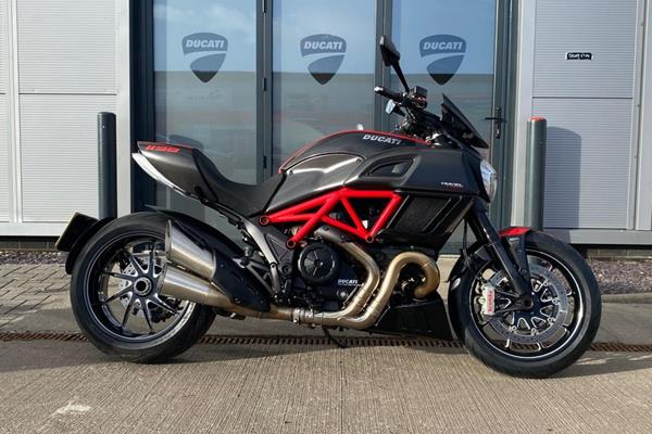 Ducati diavel carbon red for deals sale