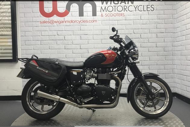 TRIUMPH BONNEVILLE 900