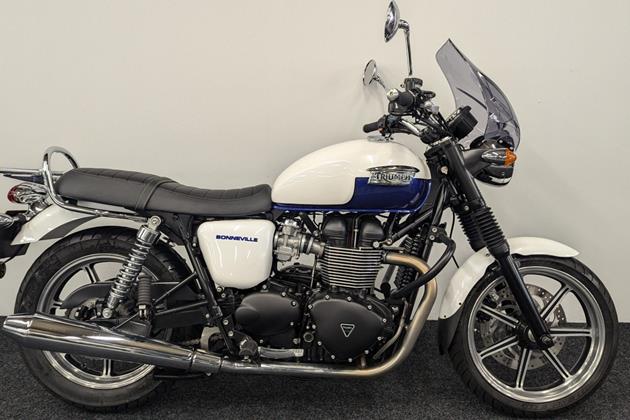 TRIUMPH BONNEVILLE 900