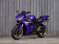 YAMAHA R1