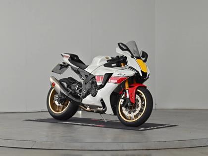 YAMAHA R1