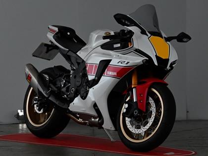 YAMAHA R1