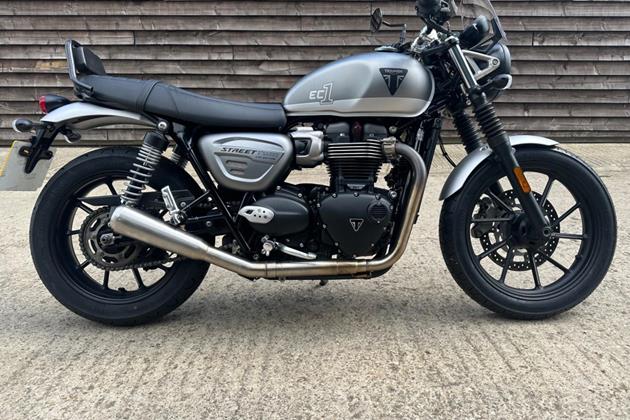 TRIUMPH STREET TWIN