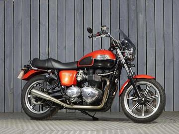 TRIUMPH BONNEVILLE 900