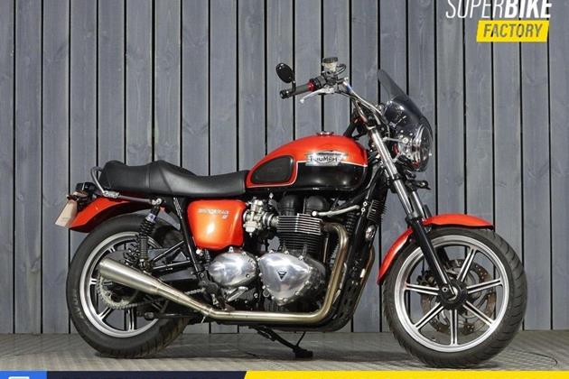 TRIUMPH BONNEVILLE 900