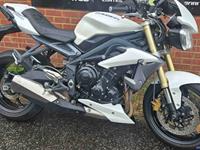 TRIUMPH STREET TRIPLE 675