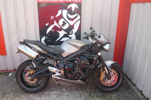 TRIUMPH STREET TRIPLE 675