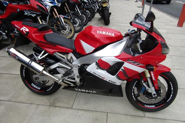 YAMAHA R1