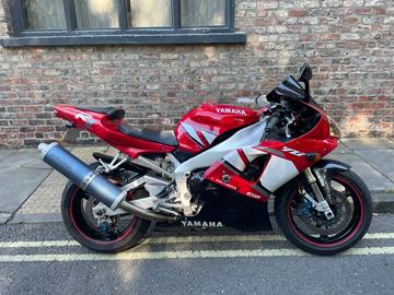 YAMAHA R1