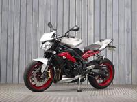 TRIUMPH STREET TRIPLE 675