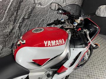 YAMAHA R6