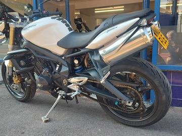 TRIUMPH STREET TRIPLE 675