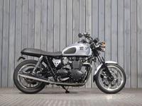 TRIUMPH BONNEVILLE 900