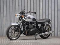 TRIUMPH BONNEVILLE 900