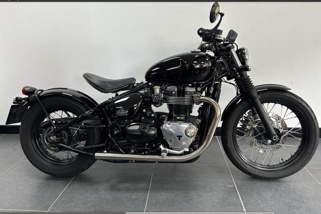 TRIUMPH BONNEVILLE BOBBER BLACK