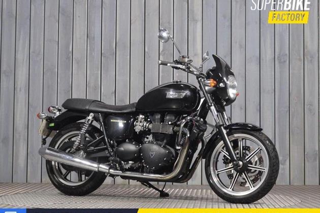 TRIUMPH BONNEVILLE 900