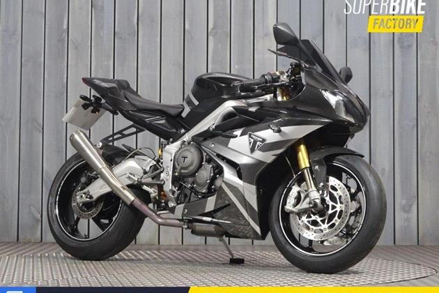 TRIUMPH DAYTONA MOTO2 765