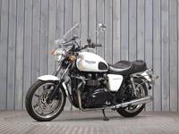 TRIUMPH BONNEVILLE 900