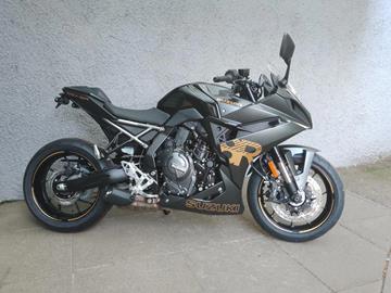 SUZUKI GSX-8R