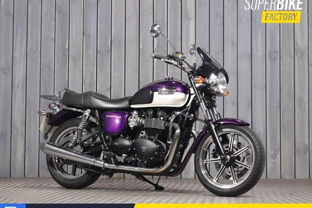 TRIUMPH BONNEVILLE 900