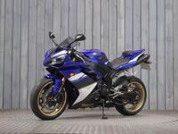 YAMAHA R1