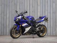 YAMAHA R1