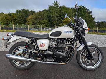 TRIUMPH BONNEVILLE SE