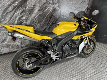 YAMAHA R1