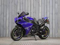 YAMAHA R1