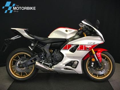 YAMAHA R7