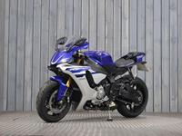 YAMAHA R1