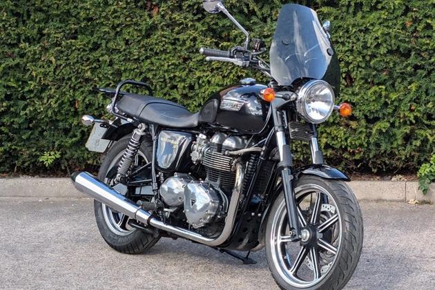 TRIUMPH BONNEVILLE 900