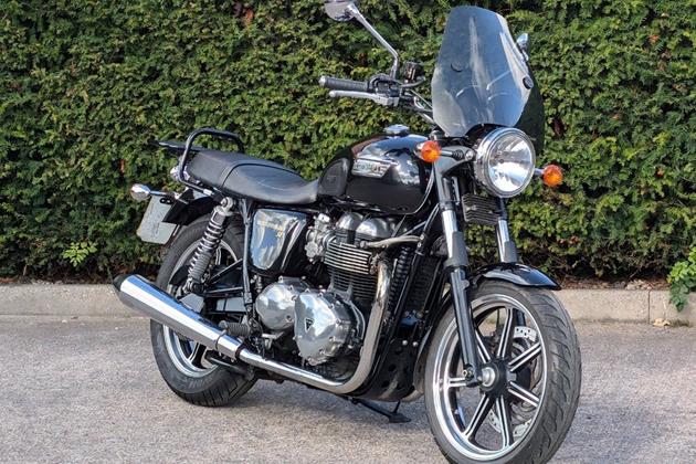 TRIUMPH BONNEVILLE 900