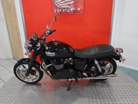 TRIUMPH BONNEVILLE 900