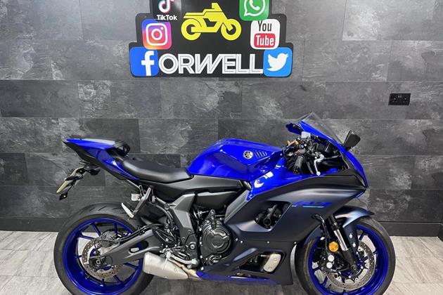 YAMAHA R7