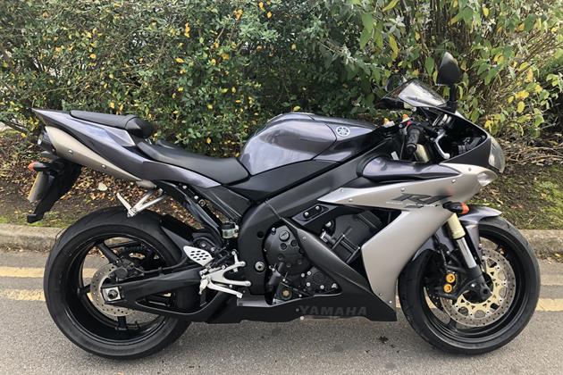 YAMAHA R1