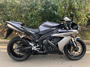 YAMAHA R1