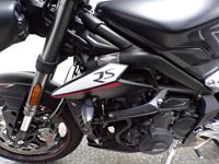 TRIUMPH STREET TRIPLE 765 RS