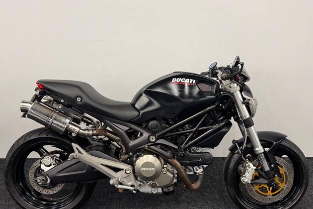 DUCATI MONSTER 696