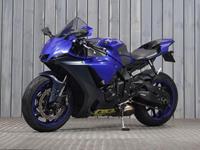 YAMAHA R1