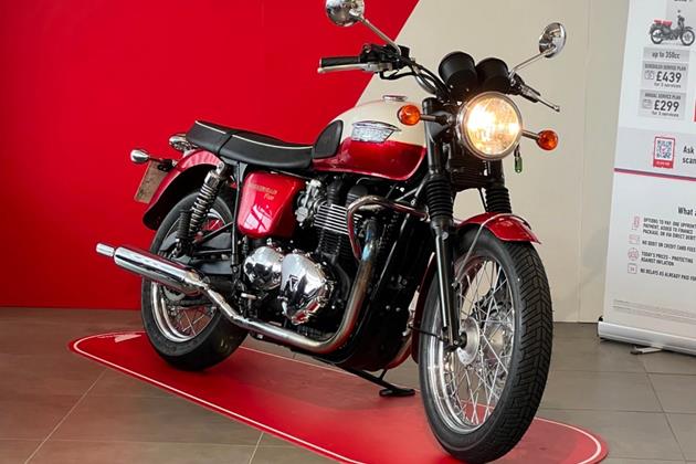 TRIUMPH BONNEVILLE T100