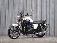 TRIUMPH BONNEVILLE 900