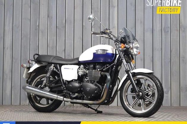 TRIUMPH BONNEVILLE 900