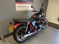 TRIUMPH BONNEVILLE 900