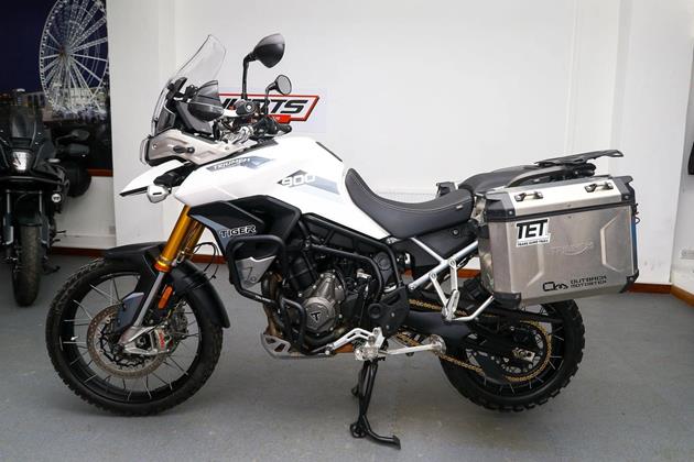 TRIUMPH TIGER 900