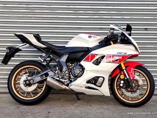 YAMAHA R7 