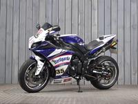 YAMAHA R1